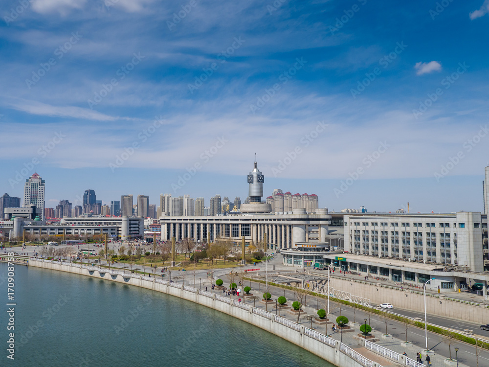 Naklejka premium Local architecture with cloudy sky and ocean water.