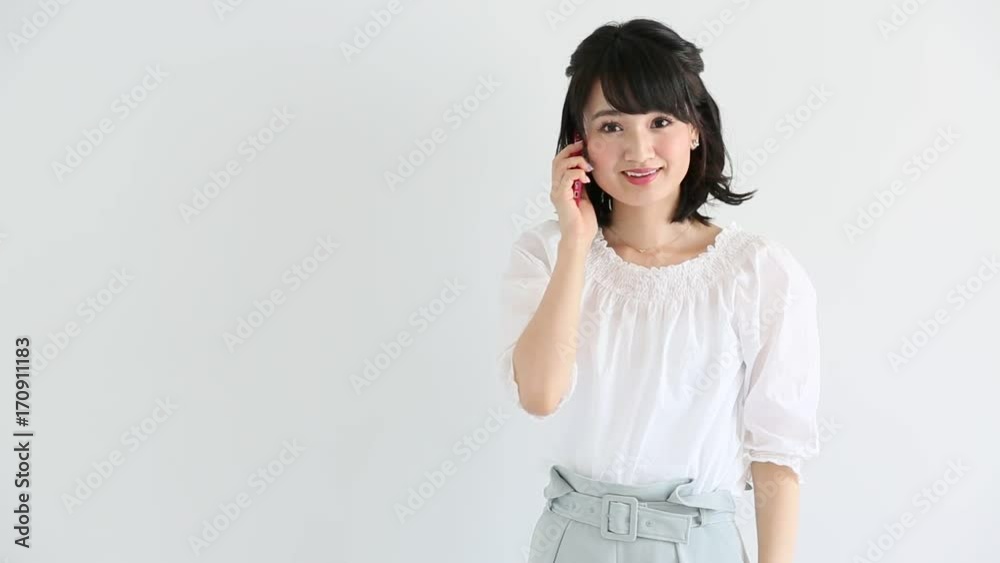 携帯電話を使う女性 携帯電話を使う女性