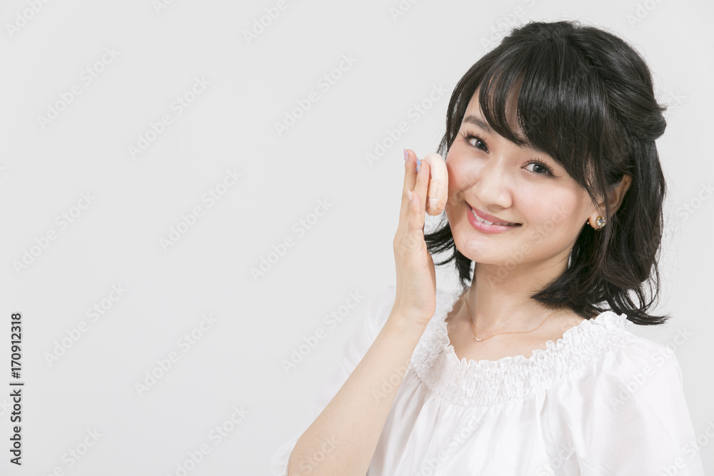 メイクをする女性 メイクをする女性