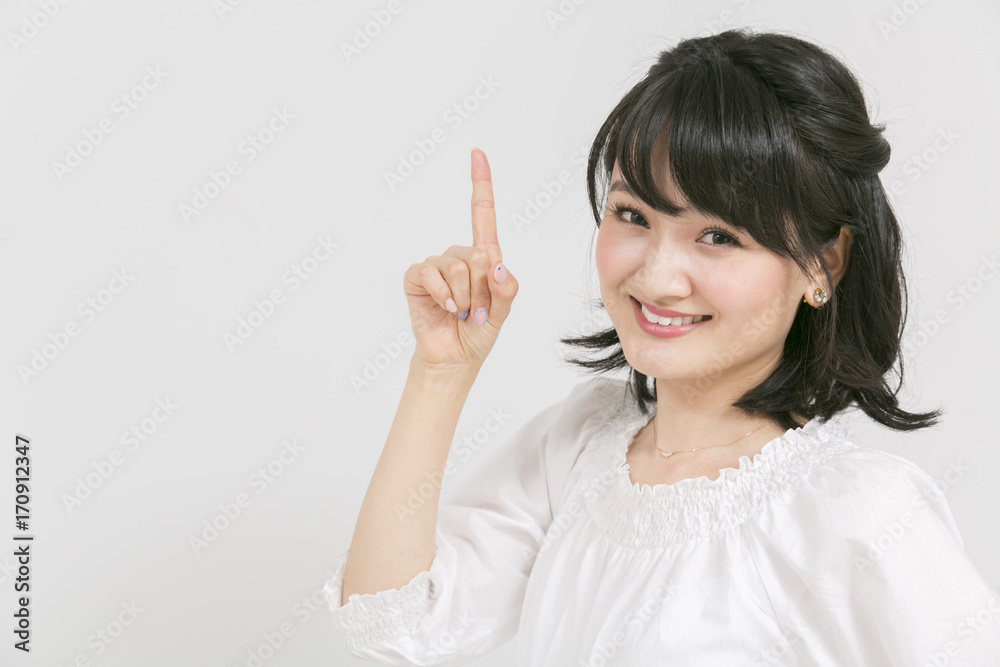 ポーズをとる女性 ポーズをとる女性
