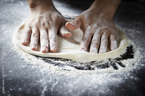 Φωτογραφία hands kneading dough