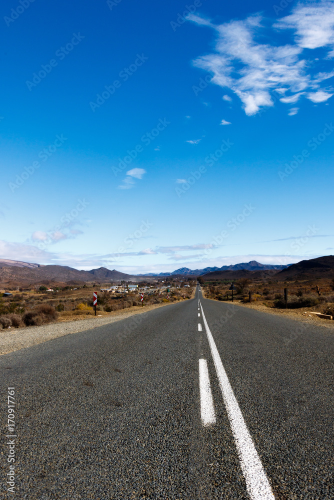 The road on the way to the mountains in the Central Karoo