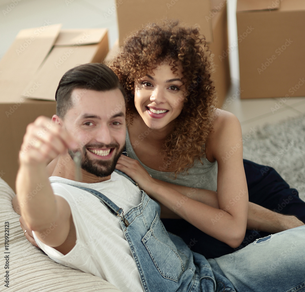 Obraz premium young couple holding the key to a new apartment
