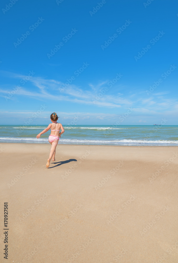 magnifique jeune fille sur la plage magnifique jeune fille sur la plage
