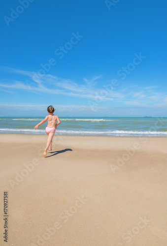 magnifique jeune fille sur la plage