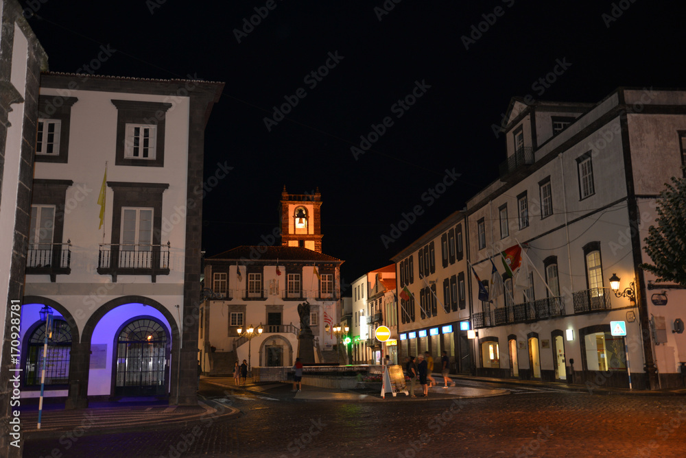 Ponta Delgada in der Nacht Altstadt mit Platz der Republik und Hafen)