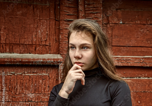 Obraz na płótnie Wight girl standing on street and thinking w salonie