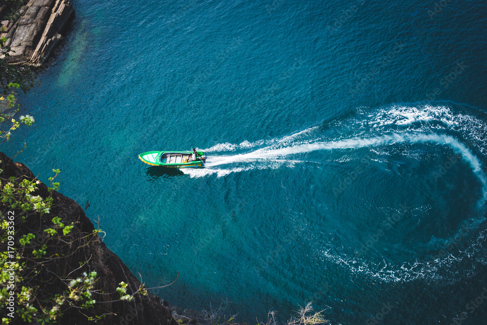 Naklejka premium Speedboat turn
