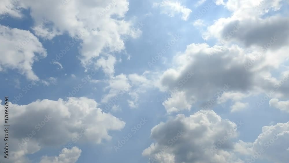 湧き出ては消え、流れる雲、青空、太陽の光 湧き出ては消え、流れる雲、青空、太陽の光