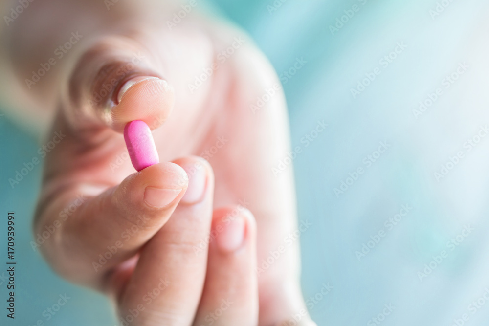 Naklejka premium Medicine pills in hand