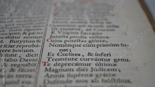 średniowieczna księga po łacinie