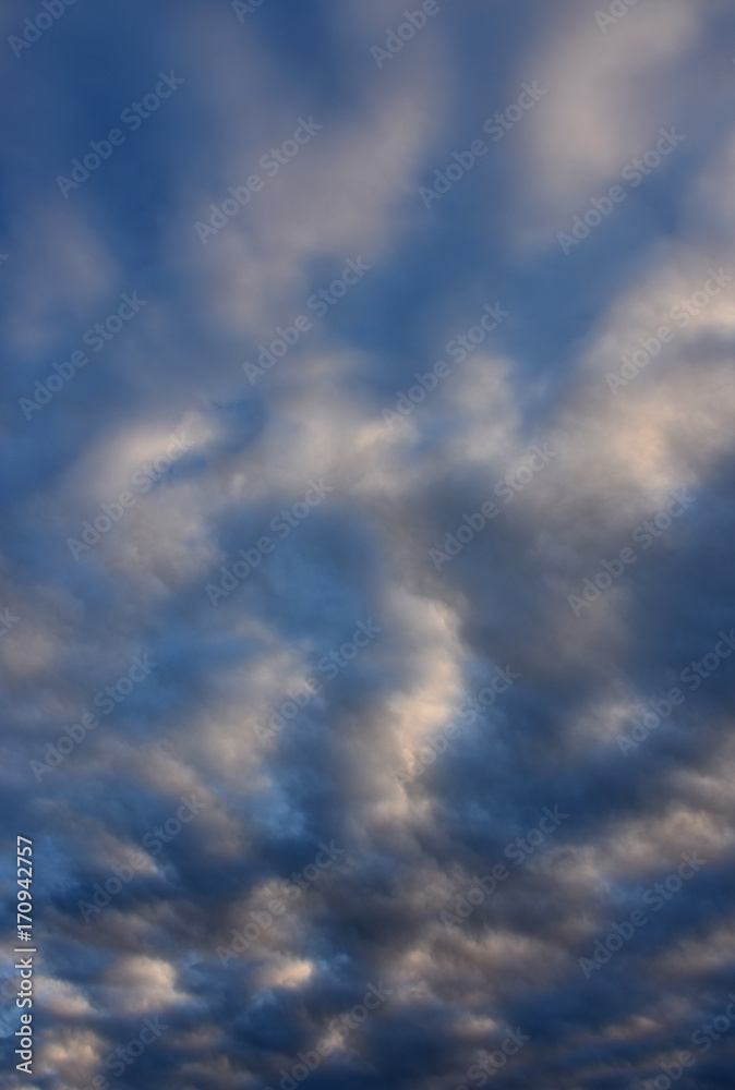 青空と雲（ゆらめき、ただよう、ふわふわ感、揺れ動くなどのイメージ）