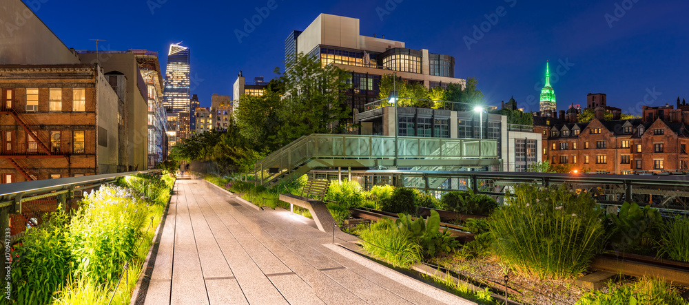 Naklejka premium Panoramiczny widok na promenadę High Line o zmierzchu ze światłami miasta i oświetlonymi wieżowcami. Chelsea, Manhattan, Nowy Jork