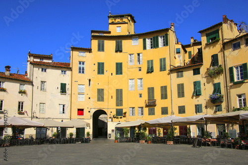 Old buildings in Piazza dell'Anfiteatro,Lucca, Italy © Mauritius71