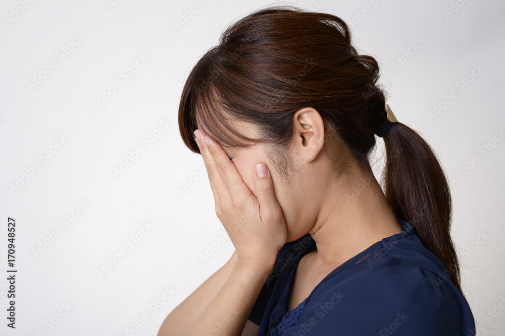悲しむ女性