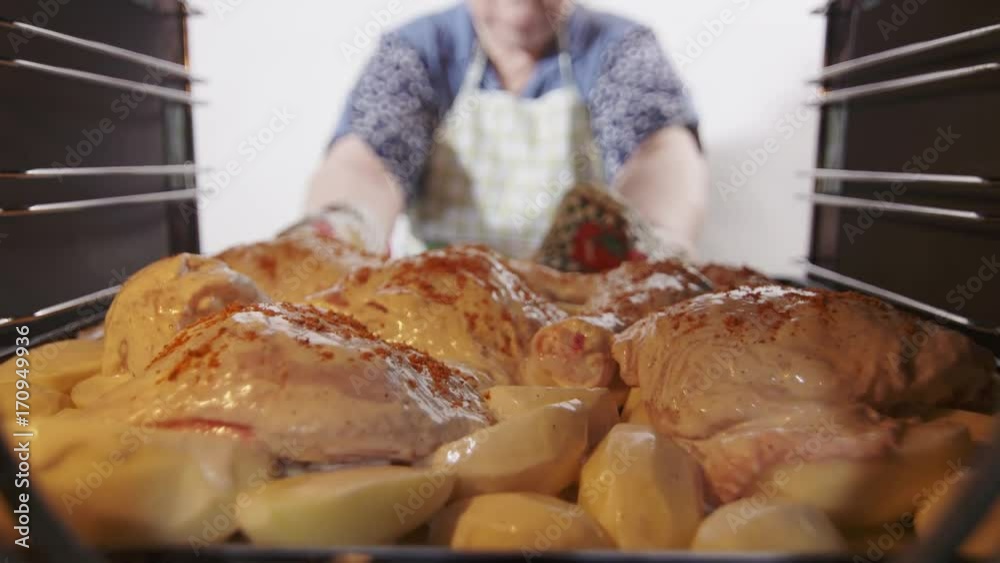 Vidéo Stock Making roasted chicken legs with potatoes baked in the oven