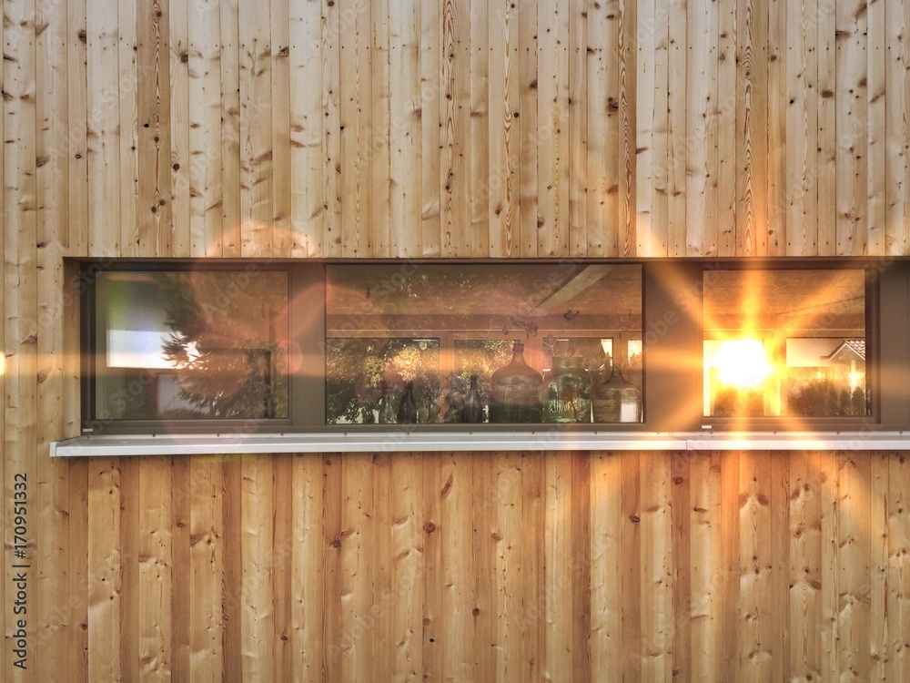 Fototapeta premium Drewniana fasada z oknem nowoczesnego nowego budynku drewniany dom