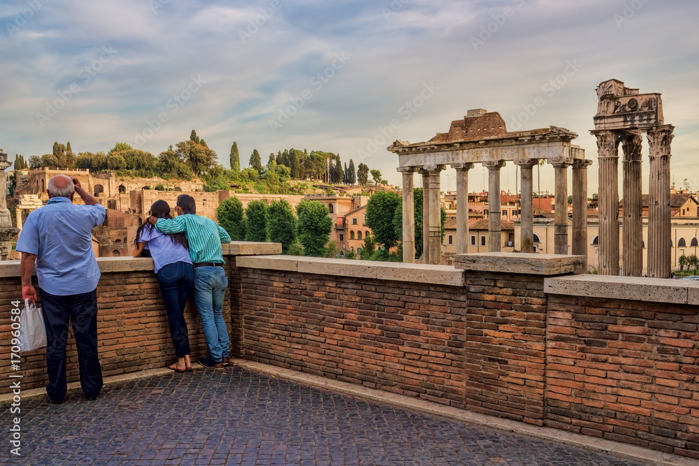 Touristen am Forum Romanum