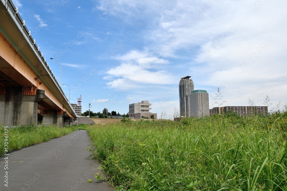 新荒川大橋高架下横からの川口市内