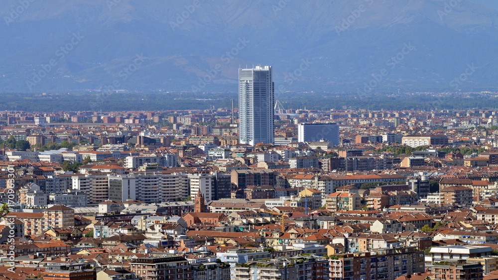 torino, vista dalla collina.  vista di Torino e della periferia sud con lo sfondo delle montagne