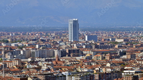 torino  vista dalla collina.  vista di Torino e della periferia sud con lo sfondo delle montagne