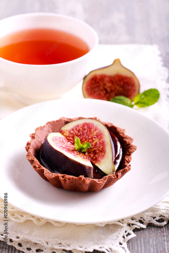 Chocolate mini tart with chocolate ganache filling Chocolate mini tart with chocolate ganache filling