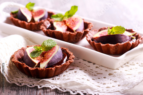 Chocolate mini tarts with chocolate filling