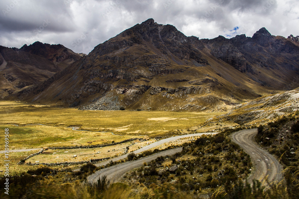 Carretera hacia el nevado Pastoruri en Huaraz - Perú Carretera hacia el nevado Pastoruri en Huaraz - Perú