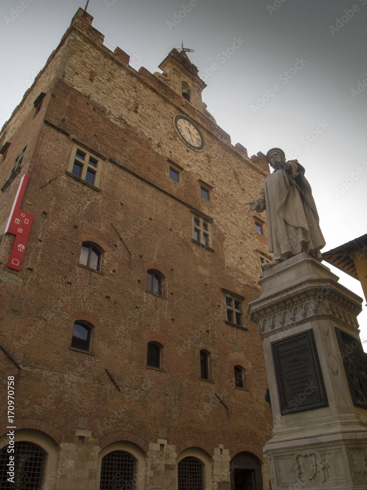 Italia,Toscana,Prato, il palazzo Pretorio e la statua di Francesco Datini.