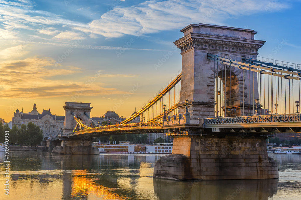 Fototapeta premium Budapeszt wschód słońca panoramę miasta w Chain Bridge, Budapeszt, Węgry