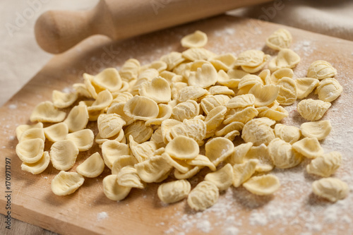 orecchiette baresi, tradizione pugliese photo