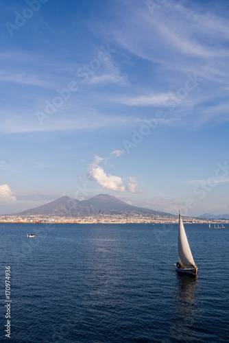 panorama di napoli con vesuvio e barca a vela