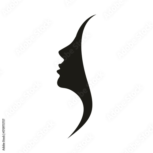 Silhouette einer jungen hübschen Frau