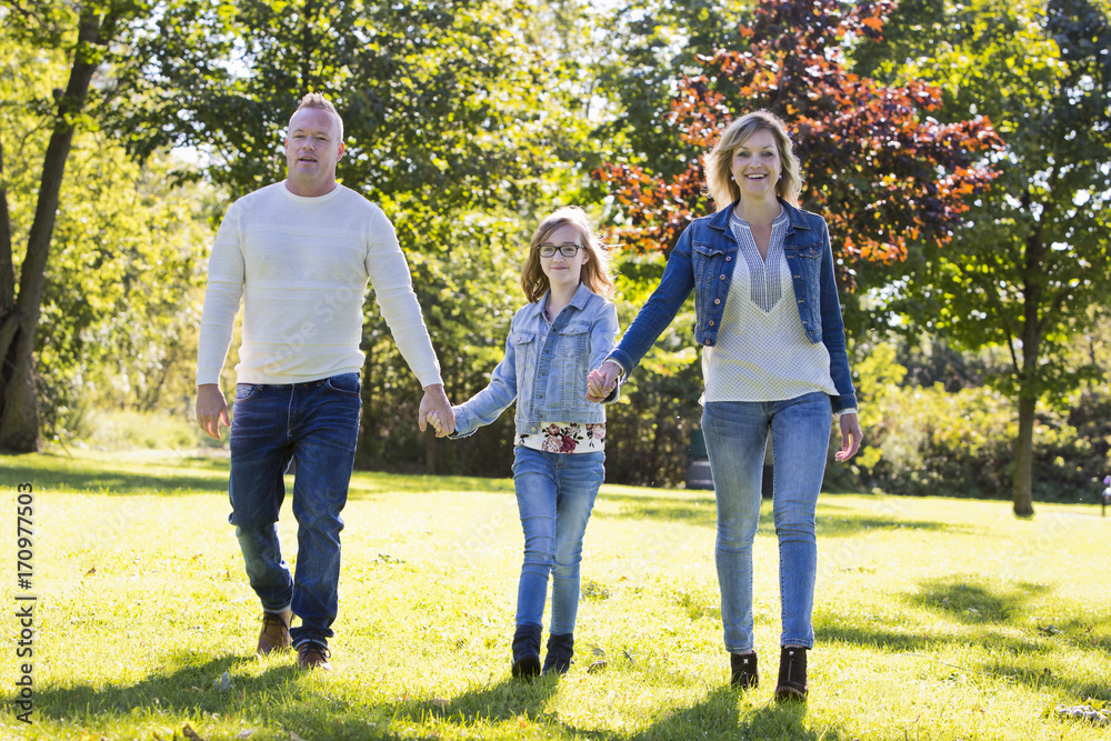 Obraz premium dorywczo młoda rodzina w parku