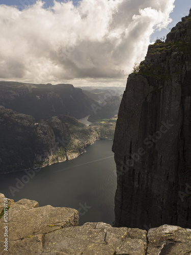 Fototapeta Naklejka Na Ścianę i Meble -  El Púlpito, o Preikestolen una roca famosa del sur de Noruega, desde donde hay una vista espectacular al fiordo de Lysefjord en el verano de 2017