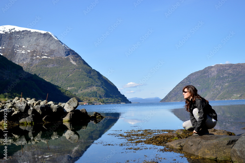Fiordo en Noruega con chica mirando