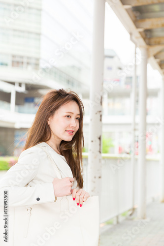 Free Download 笑顔の女性　ビジネス　出発 - GFXLoad