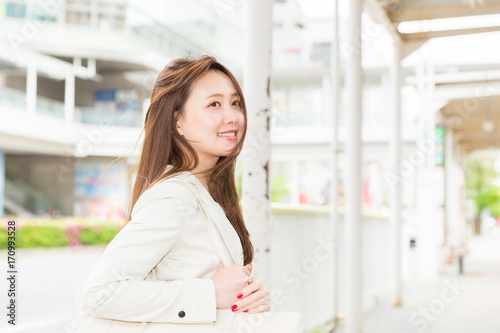 Free Download 笑顔の女性　ビジネス　出発 - GFXLoad
