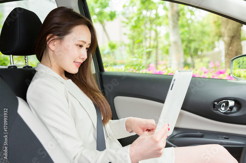 車でタブレットを見る女性　ビジネス © miya227