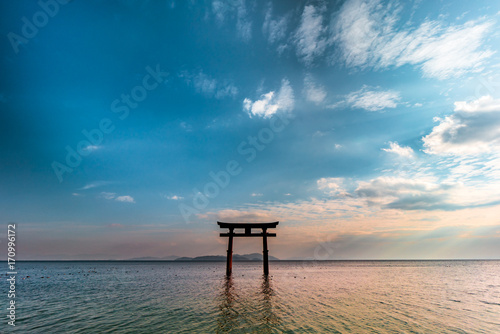 湖上の鳥居