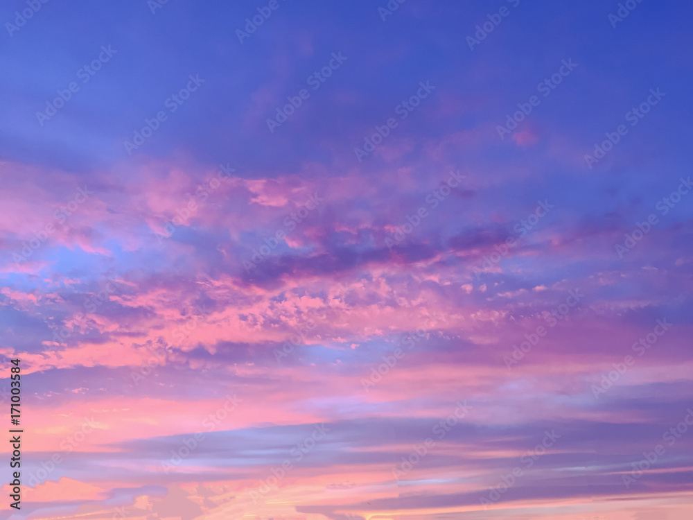 Naklejka premium Beautiful sun rays of sunset with colorful of sky background