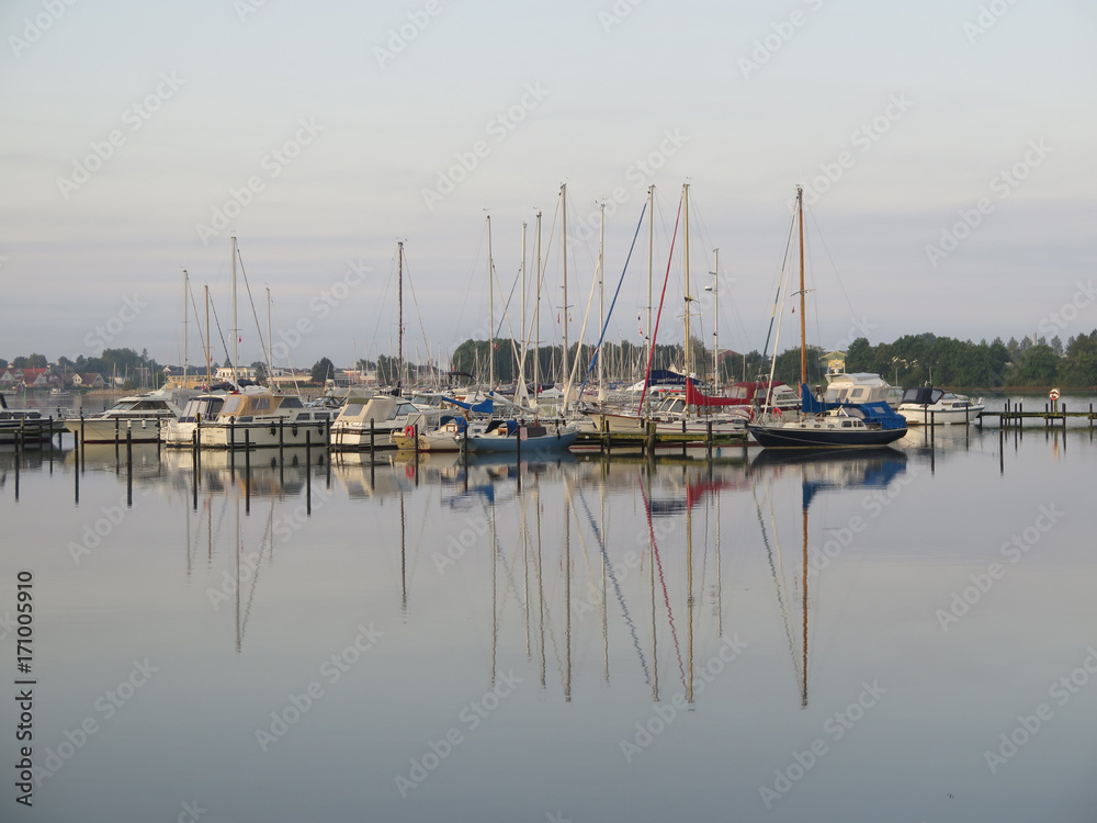 Fototapeta premium Sailing boats in late afternoon sun