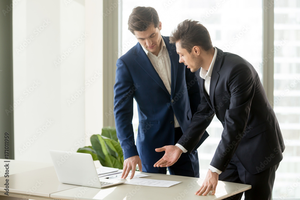 Φωτογραφία Businessman conducting presentation with business documents to convince investor to finance project