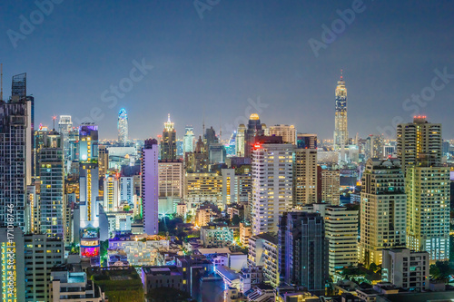 都市、夜景、ビル群 © sky studio