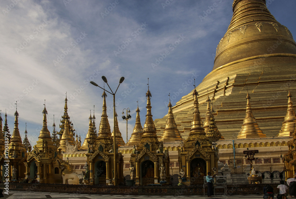 Fototapeta premium Shwedagon Pagoda in Yangon, Myanmar (Burma)