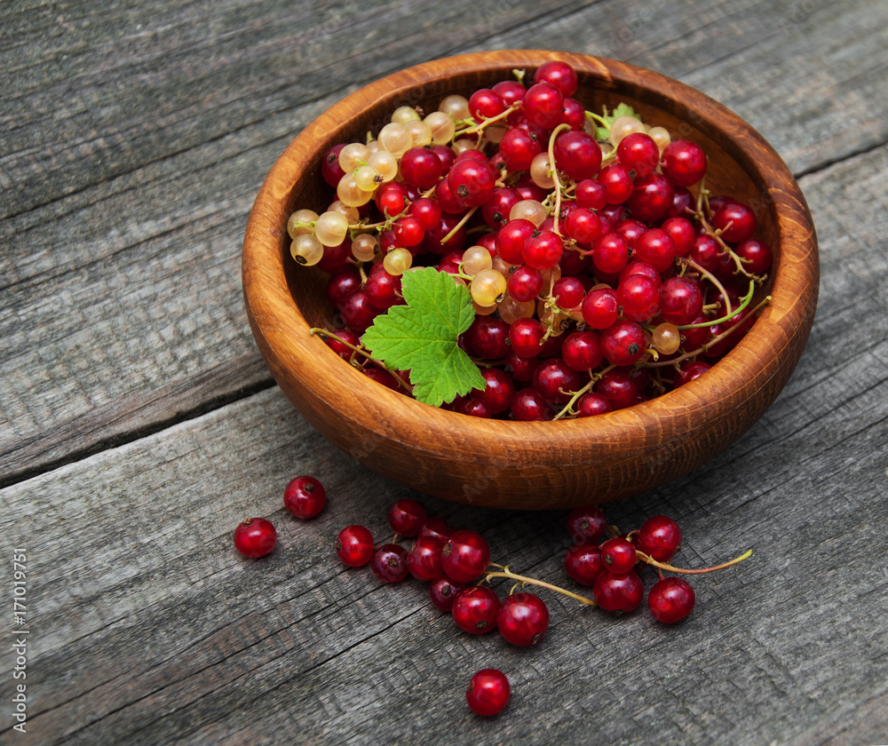 Bowl with red currant Bowl with red currant