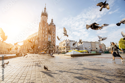 Obraz na płótnie Widok na centralny plac i słynny ul. Marys bazylika z gołębiami lata podczas wschodu słońca w Krakow, Polska
