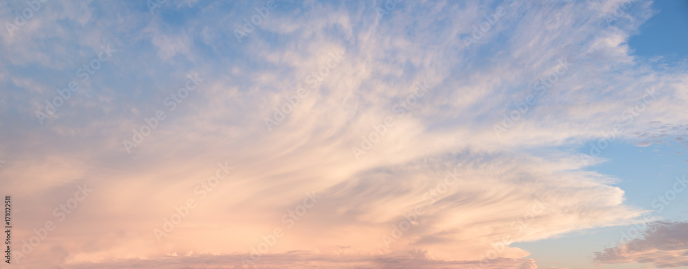 Abendstimmung - blauer Himmel mit leuchtenden Wolken