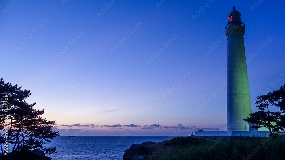 Fototapeta premium 日本、島根県、夕方の日御碕灯台と松林と日本海