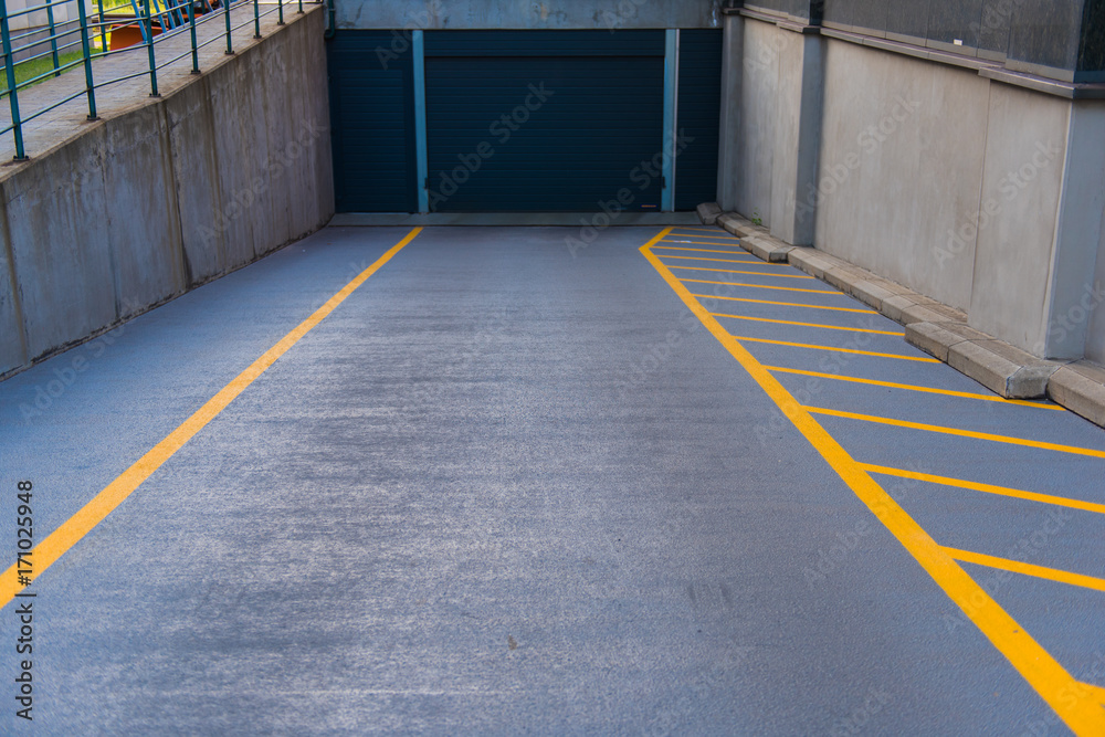 Fototapeta premium wjazd do garażu podziemnego